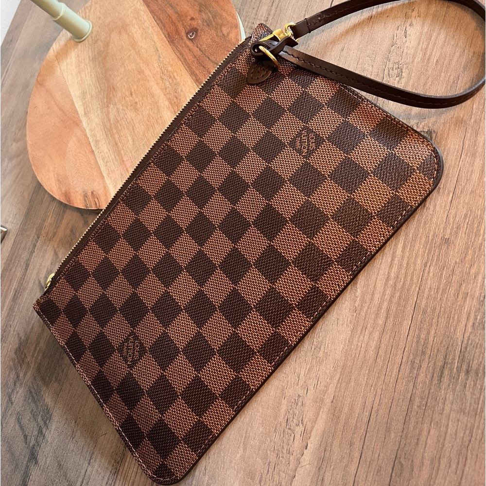 Louis Vuitton pouch! 💯 % authentic